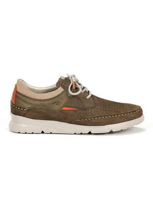 Zapatillas de ante marrón con detalles perforados, suela blanca, acentos naranjas y cordones grises. Diseño casual con perfil bajo.