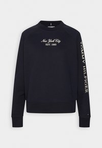 Sudadera navy con bordado "Nueva York EST. 1985" en el frente y "TOMMY HILFIGER" a lo largo de la manga. Puños y dobladillo de canalé.