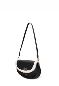 Borsa a spalla in pelle nera con finitura testurizzata, caratterizzata da un bordo in pelliccia bianca, dettagli in oro e una silhouette curva per un aspetto elegante.