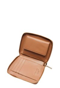 Portafoglio in pelle tan con chiusura a zip. L'interno presenta uno scomparto per carte, una tasca per l'ID e dettagli di cucitura. Logo impresso all'interno.