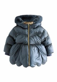 Vadderad marinblå jacka med en faux fur-huva, guldzipper och vågig fåll. Kännetecknas av distinkta sömmar och ribbade manschettdetaljer.