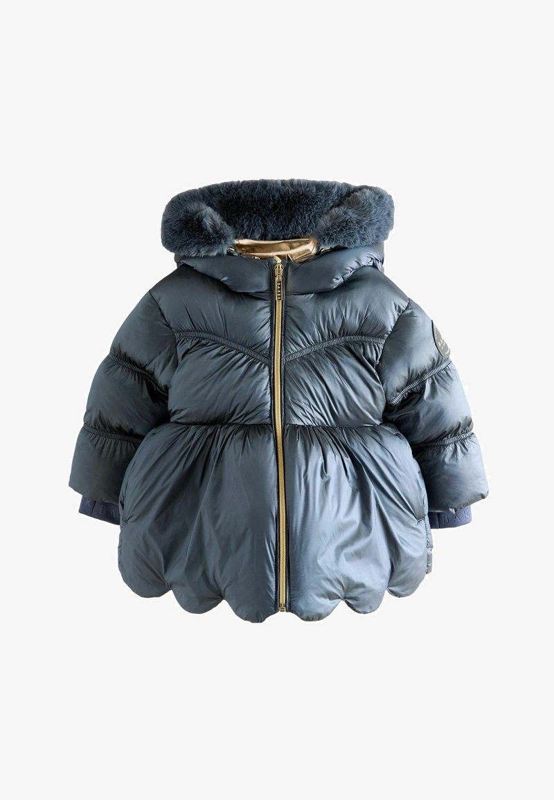 Gevoerde marineblauwe jas met een nep-bont capuchon, gouden rits en geschulpte zoom. Kenmerken zijn de duidelijke naden en geribbelde mouwaccenten.