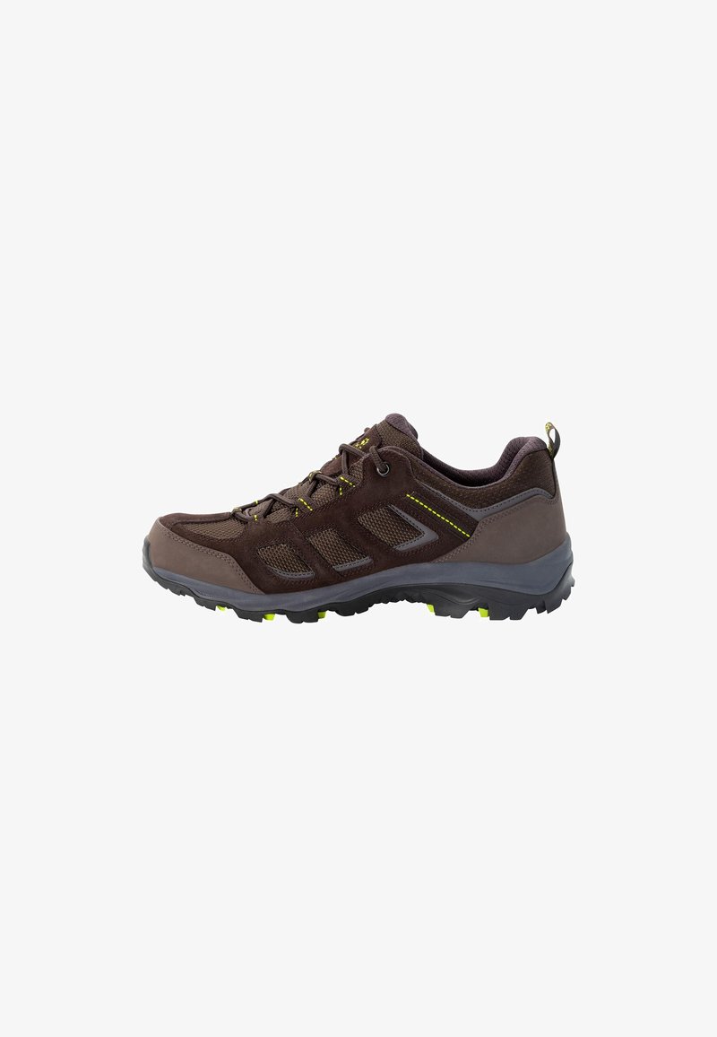 Scarpe da trekking marroni con lati in rete, accenti gialli e suola in gomma texturizzata. Presentano materiali durevoli e un design che offre supporto.