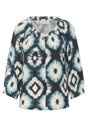 Koszula zapinana na guziki, wykonana z lekkiego materiału, z ciemnym tłem i niebieskim oraz białym wzorem w diamenty tie-dye oraz bufiaste rękawy.