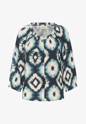 Koszula zapinana na guziki, wykonana z lekkiego materiału, z ciemnym tłem i niebieskim oraz białym wzorem w diamenty tie-dye oraz bufiaste rękawy.