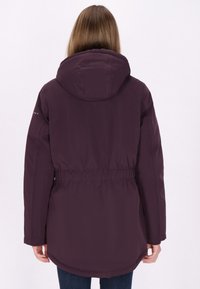 Mørkerød vandtæt jakke med hætte, snøret talje og lange ærmer. Glat tekstur, mid-length design og minimalistisk detaljer.