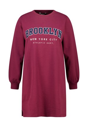 Robe longue à manches longues bordeaux avec "BROOKLYN" en bleu marine, et "NEW YORK CITY" ainsi que "ATHLETIC DEPT." en blanc. Tissu doux et coupe décontractée.
