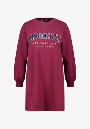 Robe longue à manches longues bordeaux avec "BROOKLYN" en bleu marine, et "NEW YORK CITY" ainsi que "ATHLETIC DEPT." en blanc. Tissu doux et coupe décontractée.