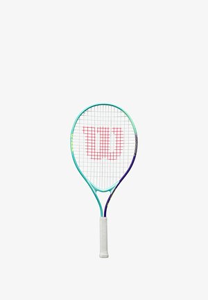 Tennisslaan met een lichtblauw frame, witte grip en rood logo. Heeft een traditionele ovale kop en een geraamte van snaren.