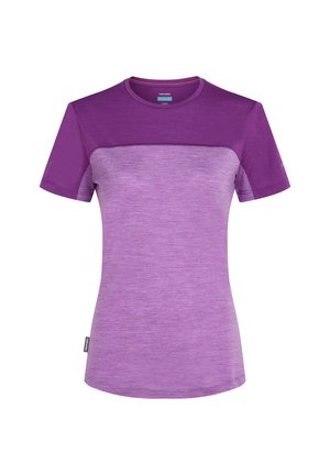 Kurzarm-T-Shirt in zwei Lila-Tönen, mit einem strukturierten Stoff, der im oberen Bereich glatt und im unteren Bereich leicht meliert ist.