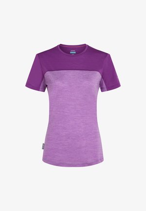 Kurzarm-T-Shirt in zwei Lila-Tönen, mit einem strukturierten Stoff, der im oberen Bereich glatt und im unteren Bereich leicht meliert ist.