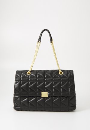 Borsa a mano nera in pelle trapuntata con un motivo geometrico, dotata di hardware dorato e doppie cinghie a catena. Texture liscia, forma rettangolare.
