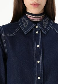 JDY JDYBELLA SHIRT - Pogājama blūze - dark blue denim