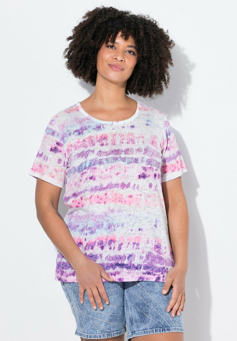 Kortærmet t-shirt med rund hals, prydet med et akvarel-lignende mønster i lilla, pink og hvid. Blødt stof, afslappet pasform, parret med denim shorts.