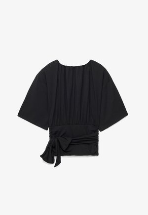 Sort kortærmet bluse med vide ærmer, rynket halsudskæring, rynket talje og en bundet sløjfedetalje på venstre side.