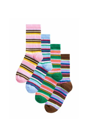 Neli värvilist triibulist sokki roosa, sinise, rohelise ja pruuni tooniga, mis on valgel taustal kattuvate kihtidena laotud.