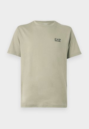 Bawełniany T-shirt w oliwkowo-zielonym kolorze z okrągłym dekoltem typu crew i krótkimi rękawami. Na przodzie znajduje się małe czarne logo EA7.