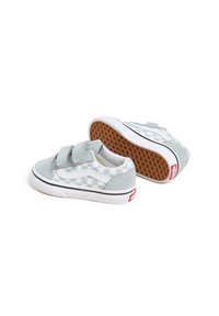 Velcro-Sneaker im hellblauen und weißen Karomuster, aus Wildleder und Canvas-Material, Gummisohle mit Waffelstruktur, weißen Akzenten und rotem Logo.