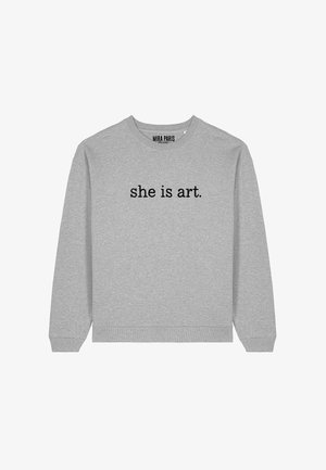 Felpa grigia a maniche lunghe con il testo nero "she is art." centrato sul davanti, scollo rotondo e polsini e orlo a coste.