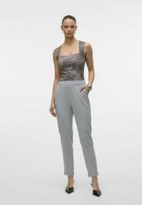 Vero Moda VMMAYA MONE TAILOR  NOOS - Broek - light grey melange