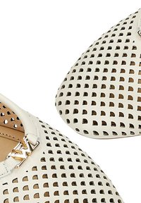 Ballerine in pelle bianca con fori quadrati e fibbia decorativa metallica sul davanti.