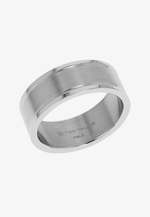 Srebrna stalowa obrączka z matowym środkiem i polerowanymi krawędziami, wygrawerowana wewnątrz napisem "Tom Tailor Steel 4".