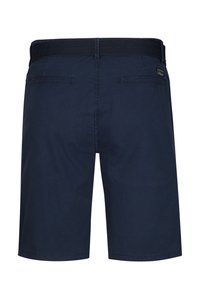 Pantalones cortos para hombre en azul marino con un cinturón trenzado negro, dos bolsillos de ojal en la parte trasera y una pequeña etiqueta de la marca en el lado derecho.