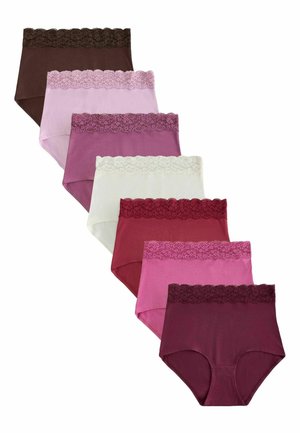 Siedem par damskiej bielizny z wysokim stanem w odcieniach różu, czerwieni, kremu i brązu, każda z koronkową gumką w pasie.