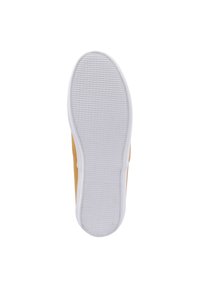Semelle de chaussure en caoutchouc blanc texturé avec une tige en toile jaune. Le design présente un profil plat sans logos ni ornements visibles.