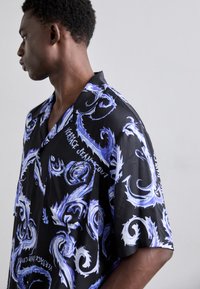 Versace Jeans Couture ALL OVER - Overhemd - nero/royal