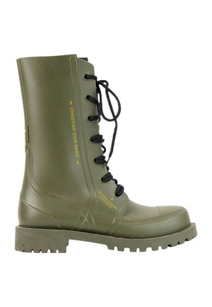 Botte haute en caoutchouc verte à lacets noirs avec texte jaune "Christian Dior Paris" sur le côté et semelle épaisse à crampons.