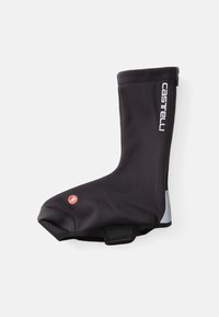 Czarny pokrowiec na buty rowerowe Castelli z zamkiem, odblaskową łatką na pięcie i czerwonym logo z boku, przeznaczony do ochrony w zimnych warunkach.