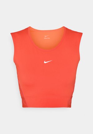 Nike Pro ujjatlan crop top élénk narancssárga anyagból, kerek nyakkivágással és fehér logóval a mellrészen, sima felülettel.