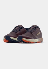 Buty do biegania po szlaku w ciemno-bordowym kolorze, z teksturowaną powierzchnią, granatowymi sznurowadłami oraz kolorową podeszwą z pomarańczowymi i czarnymi akcentami.