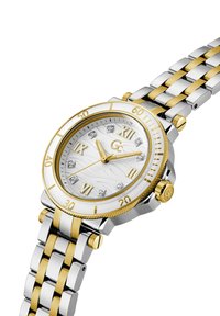 Srebrni i zlatni sat od nehrđajućeg čelika sa bijelim teksturiranim licem, zlatnim rimskim brojevima, dijamantnim naglascima i dizajnom narukvice s tri karika.