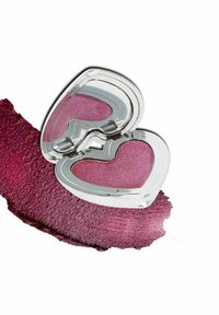 Hjärtfomad kompakt med två sektioner av skimrande rosa blush, silvermetalliska kanter och en djup rosasvatch under.