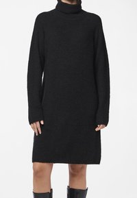 Robe en tricot noir à col montant, à manches longues, avec une texture côtelée, une coupe décontractée et une silhouette droite se terminant au-dessus des genoux.
