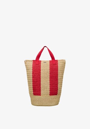 Bolsa tote tejida a rayas beige y roja con asas anchas rojas, de pie sobre un fondo blanco.