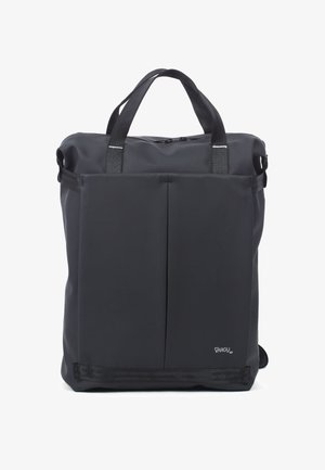 Zwarte waterdichte tas met een gestructureerd ontwerp, dubbele handvatten aan de bovenkant, een voorvak en subtiele branding. Gladde textuur met minimale hardware.