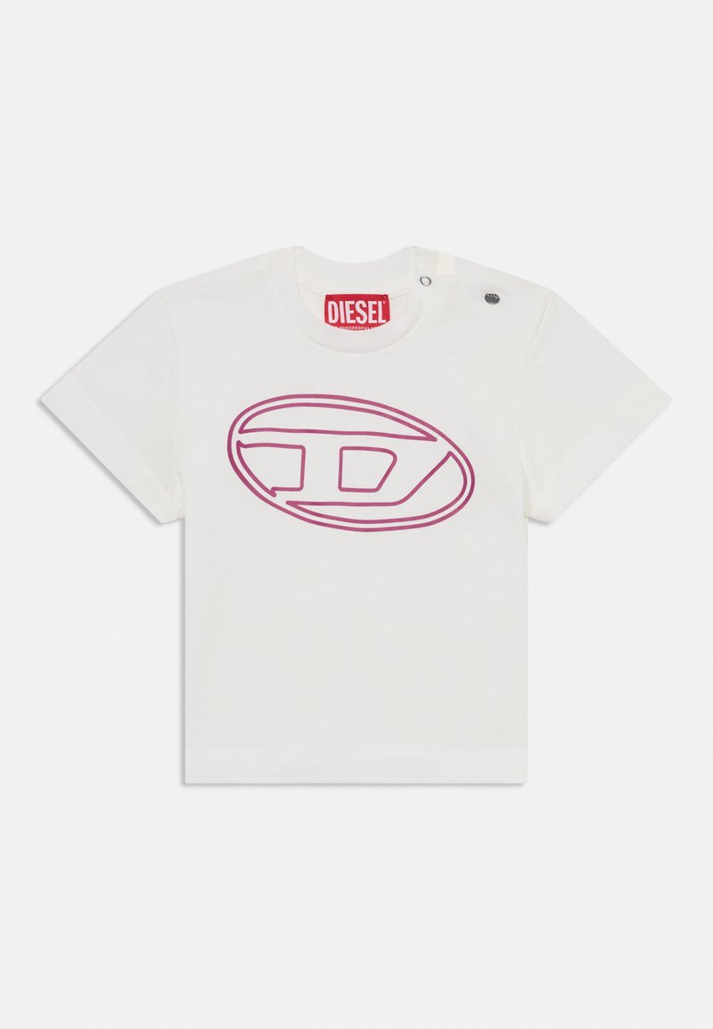 T-shirt de algodão branco com um design de logotipo oval rosa, detalhe de botão de pressão no ombro e uma etiqueta da marca vermelha na gola.