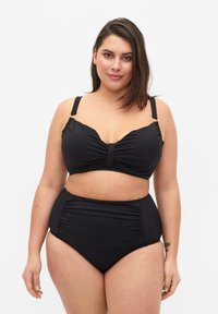 Ensemble de bikini noir comprenant un bralette froncé avec des bretelles réglables et un bas taille haute avec des détails sur les côtés, confectionné en tissu lisse.