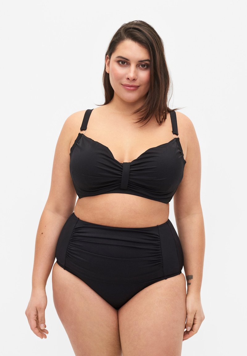 Ensemble de bikini noir comprenant un bralette froncé avec des bretelles réglables et un bas taille haute avec des détails sur les côtés, confectionné en tissu lisse.