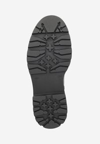 Semelle de chaussure en caoutchouc noir avec des motifs de semelle profonde, présentant des formes entrelacées et des sections surélevées pour une meilleure adhérence. Taille 36 indiquée.