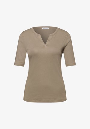 Beżowa bluzka damska z krótkim rękawem, dekoltem z wycięciem w kształcie litery V oraz dopasowaną sylwetką na białym tle.