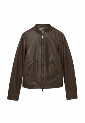 Barna bőrdzseki elöl cipzárral és két ferde cipzáras zsebbel, rövid felálló gallérral és hosszú ujjakkal.