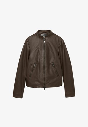 Barna bőrdzseki elöl cipzárral és két ferde cipzáras zsebbel, rövid felálló gallérral és hosszú ujjakkal.