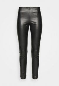 Svarta fuskledarbyxor i slim-fit med hög midja och utan synliga knäppningar, uppvisade mot en ljusvit bakgrund.