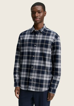 Marineblauw en grijs geblokt overhemd van zachte stof, met een button-down kraag, lange mouwen en zilveren knopen aan de voorkant.