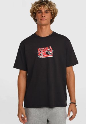 Czarny T-shirt z krótkim rękawem z czerwono-białym wzorem graficznym na piersi. Wykonany z bawełny, ma luźny krój i okrągły dekolt.