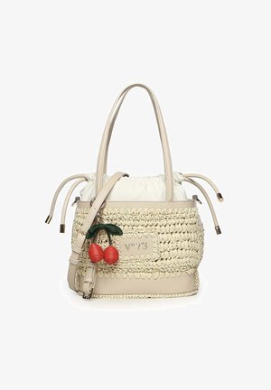 Sac à main beige en tissu tressé avec deux anses, bandoulière ajustable, fermeture par cordon de serrage et pendentif cerise rouge sur le panneau avant portant l'inscription V°73.